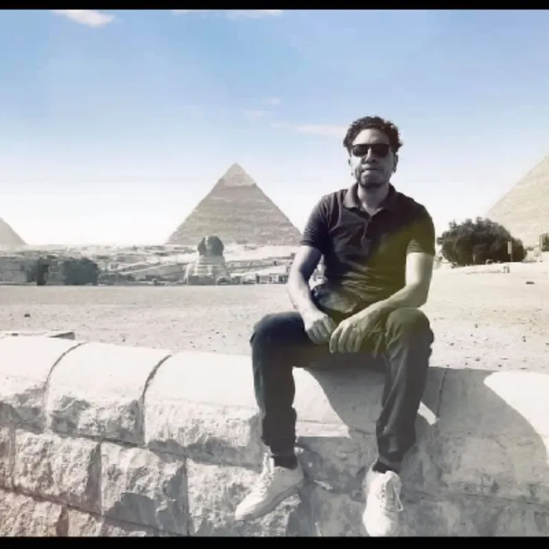 إسلام محمد أمام الأهرامات